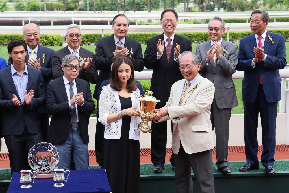 「喜莲奖星」以出色表现攻下第8场沙田一哩锦标,吴婉芳与二仔及幼女