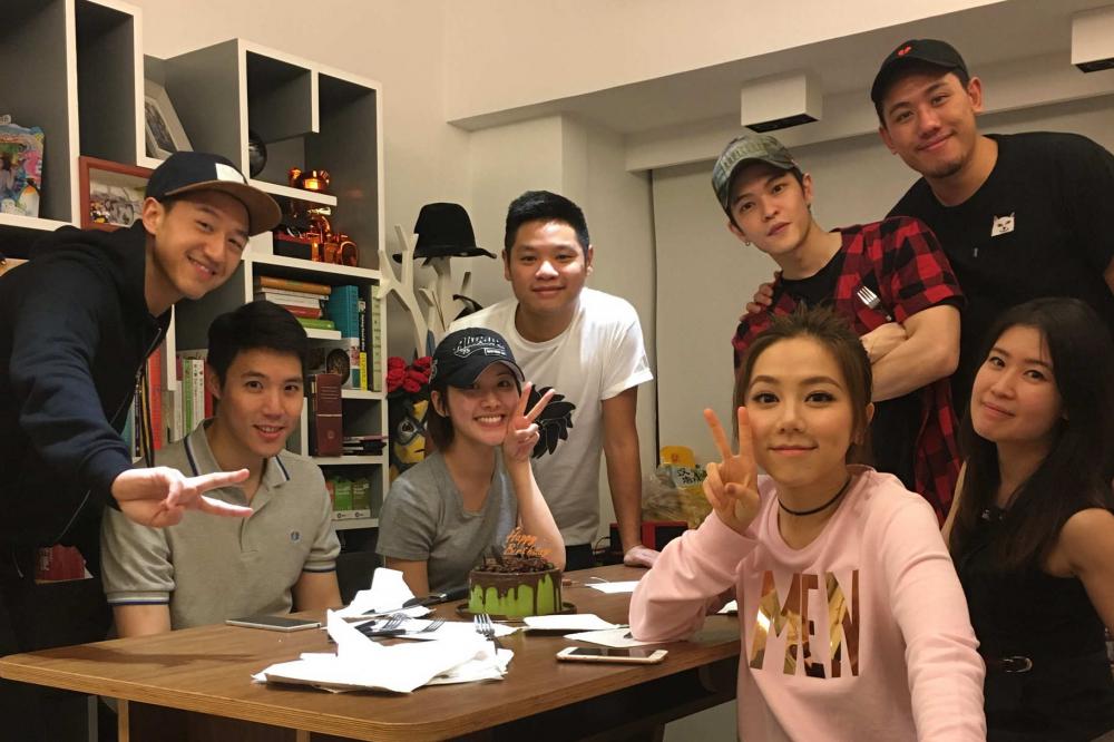 邓紫棋与冯允谦,邓佩仪及一班圈外朋友,举办以泰国菜为主题的小派对